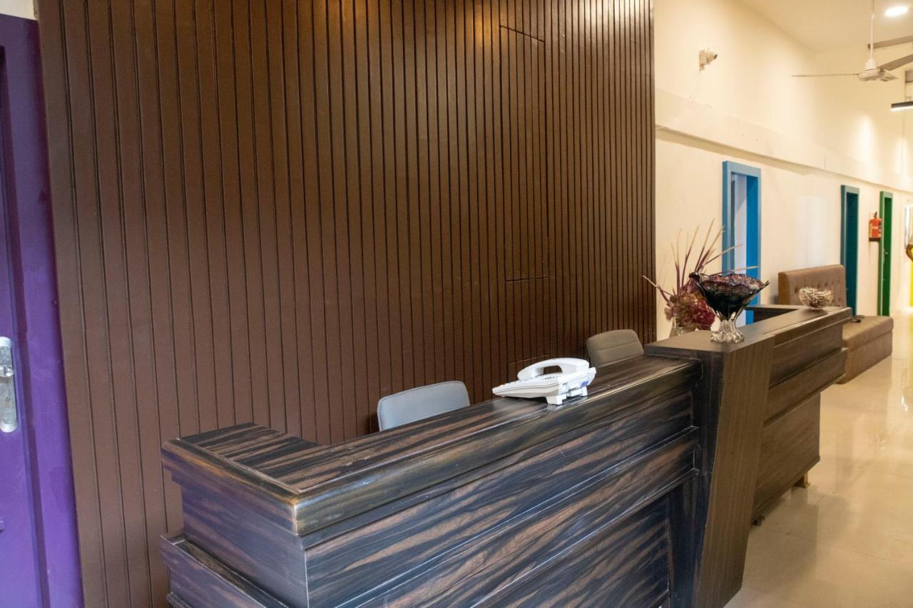 Empire Royale Hotel Мумбаи Экстерьер фото